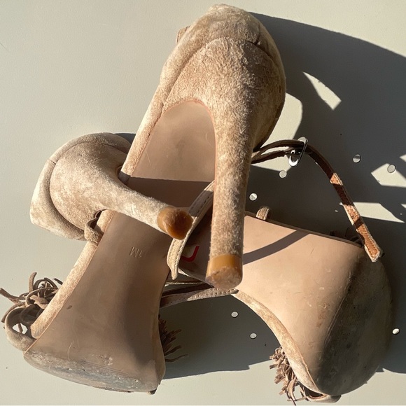 $9! Steve Madden Francelli tan/beige strappy suede heels with fringe detail - Picture 4 of 6